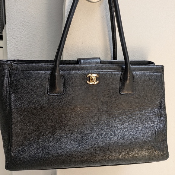Chanel Executive Cerf tote bag in black caviar leather - Picture 1 of 16